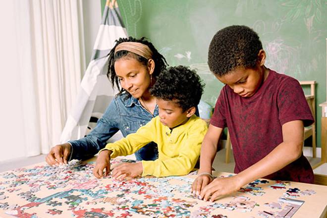 Plusieurs enfants font un puzzle Ravensburger